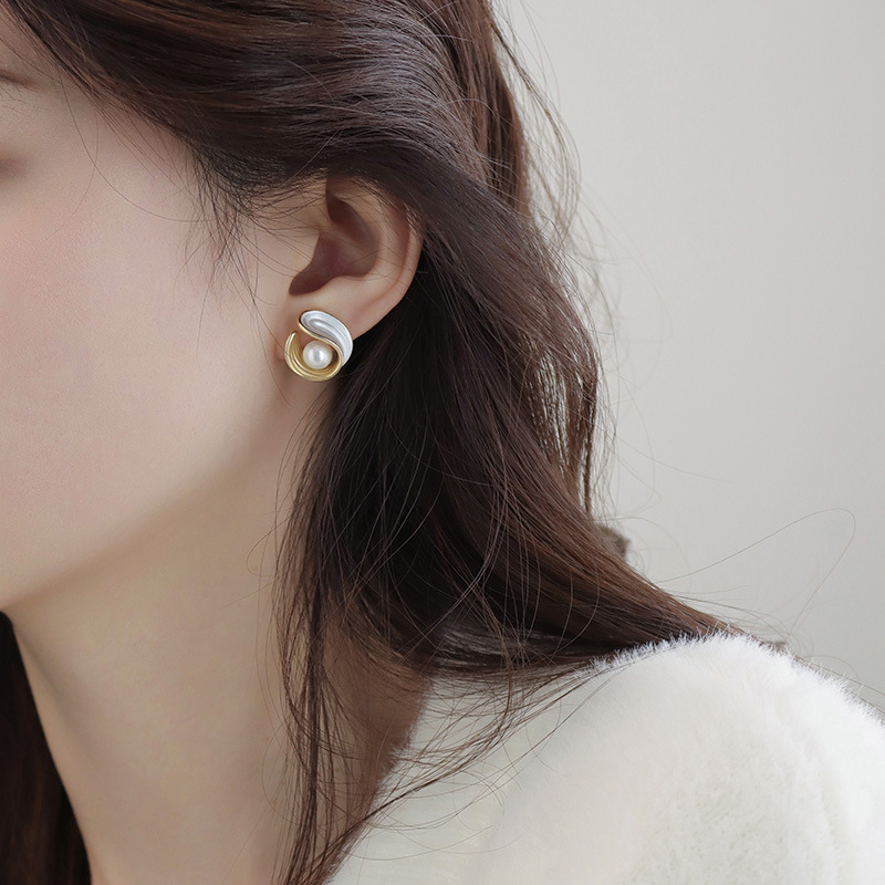 The s925 silver needle retro style pearl earrings exude a sense of feminine sophistication. The gentle and simple stud earrings are a niche design accessory Specification drawing