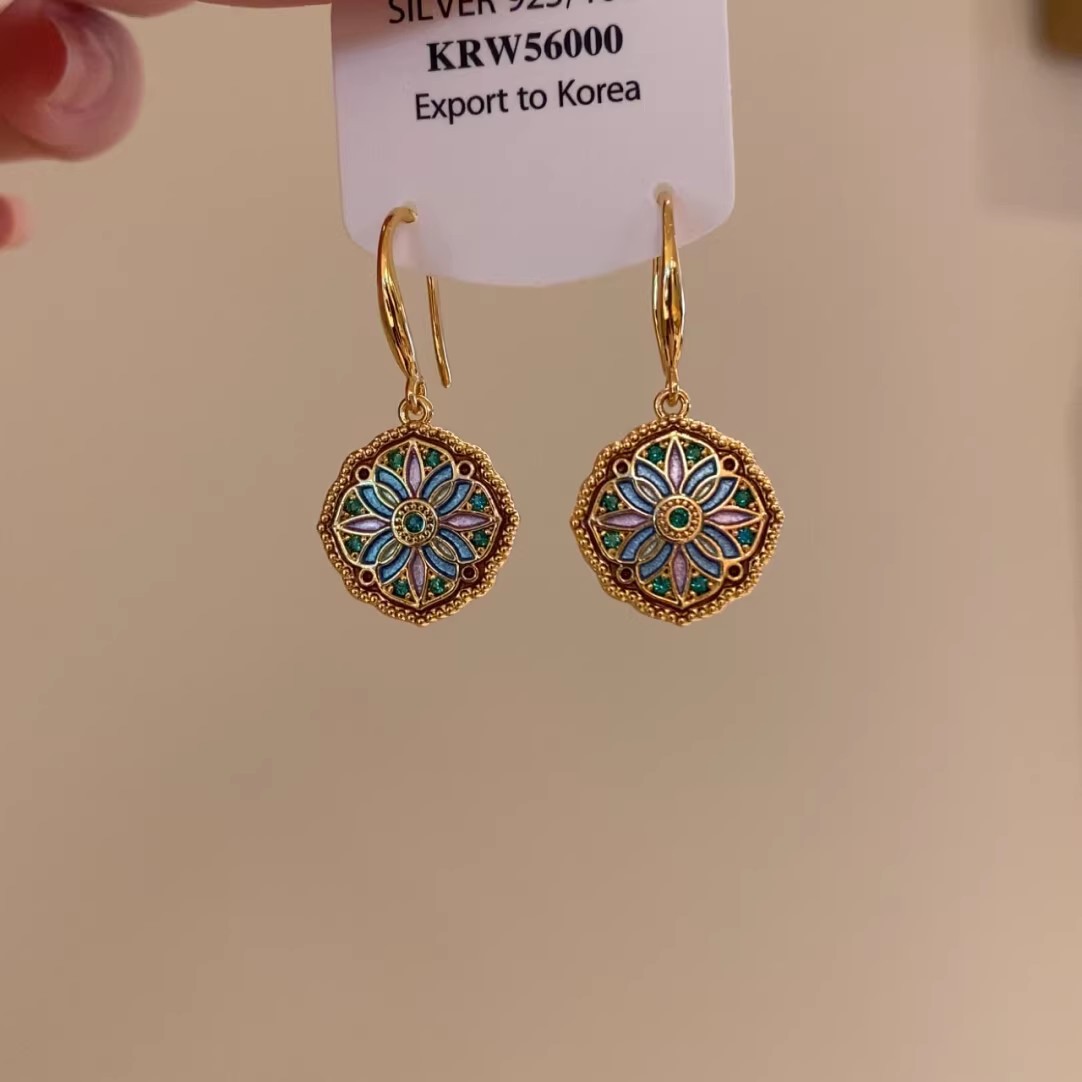 New Chinese-style retro round flower earrings, women's court-style fashionable ear hooks, European and American Monet garden exquisite earrings Application Scenario
