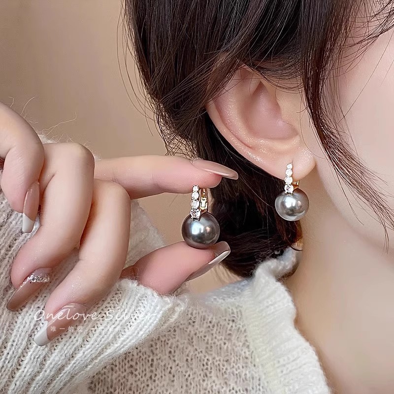 Exquisite pink pearl stud earrings, a niche design for women, exude a sense of high-end luxury. These earrings are simple, retro, fashionable and elegant details Picture