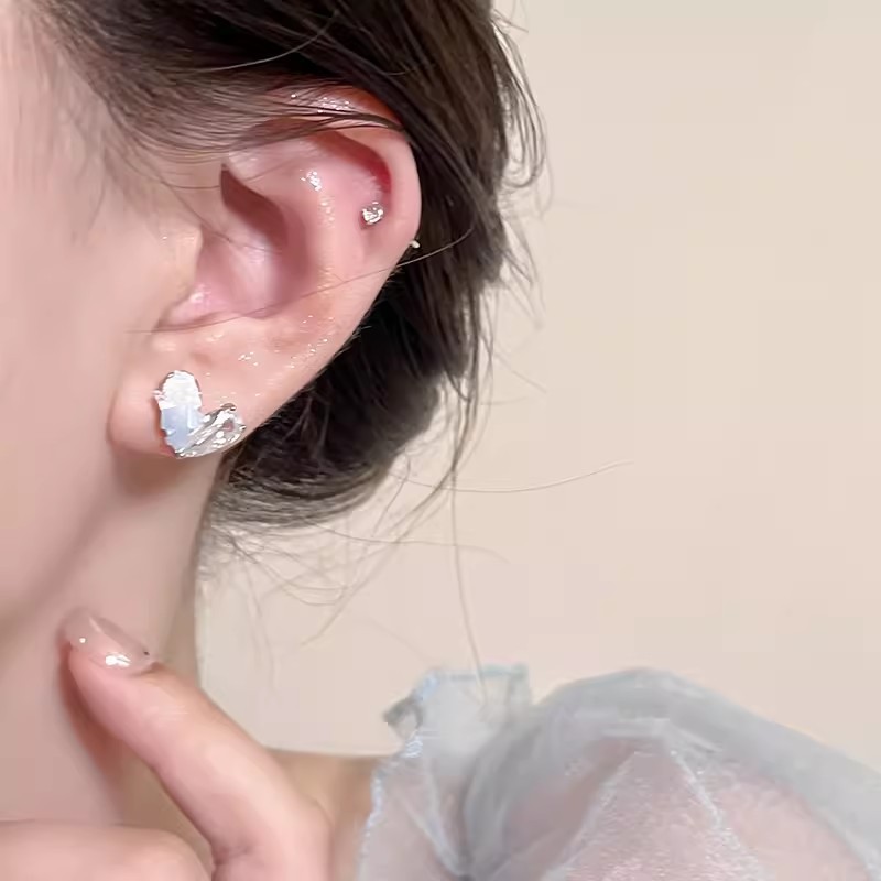 Ice-clear blue sparkling diamond heart-shaped stud earrings for women, simple and versatile, sweet earrings, light luxury, high-end and elegant earrings Application Scenario