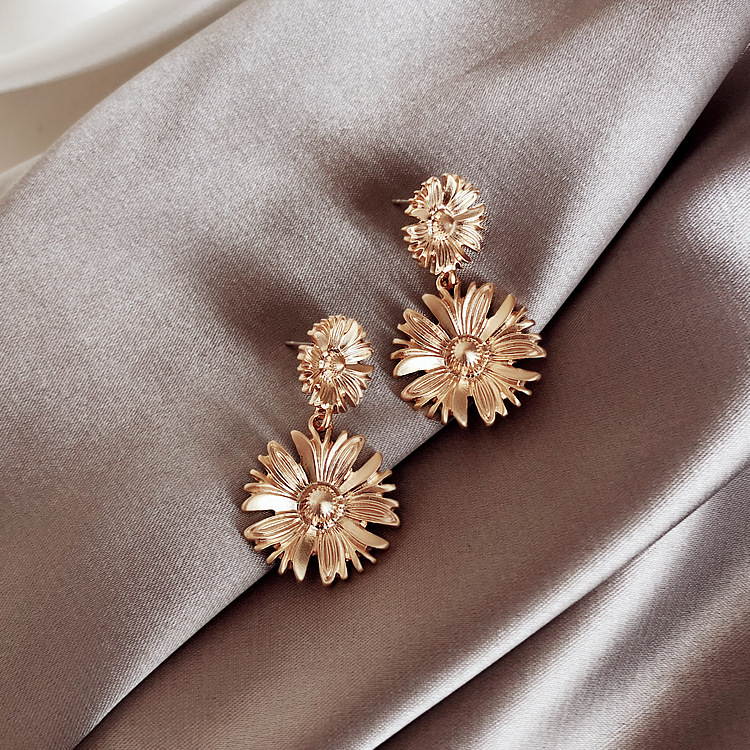 925 Silver ear needles, Daisy flower ear studs, long earrings, elegant women's ins Exaggerated earrings, fashionable gold earrings Specification drawing
