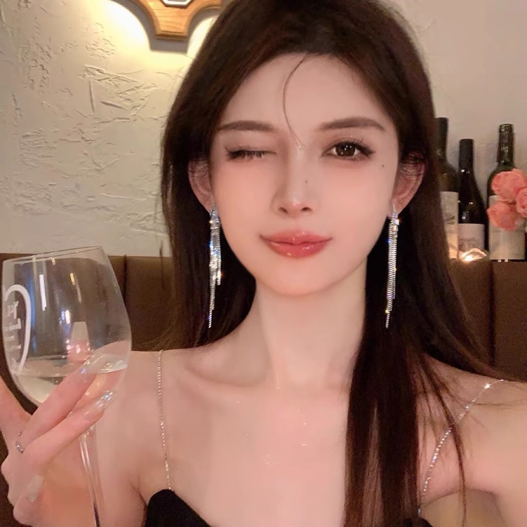 The lustrous gold light luxury long tassel earrings are a niche design for women with a sense of sophistication. The stud earrings exude a cold and elegant style full figure