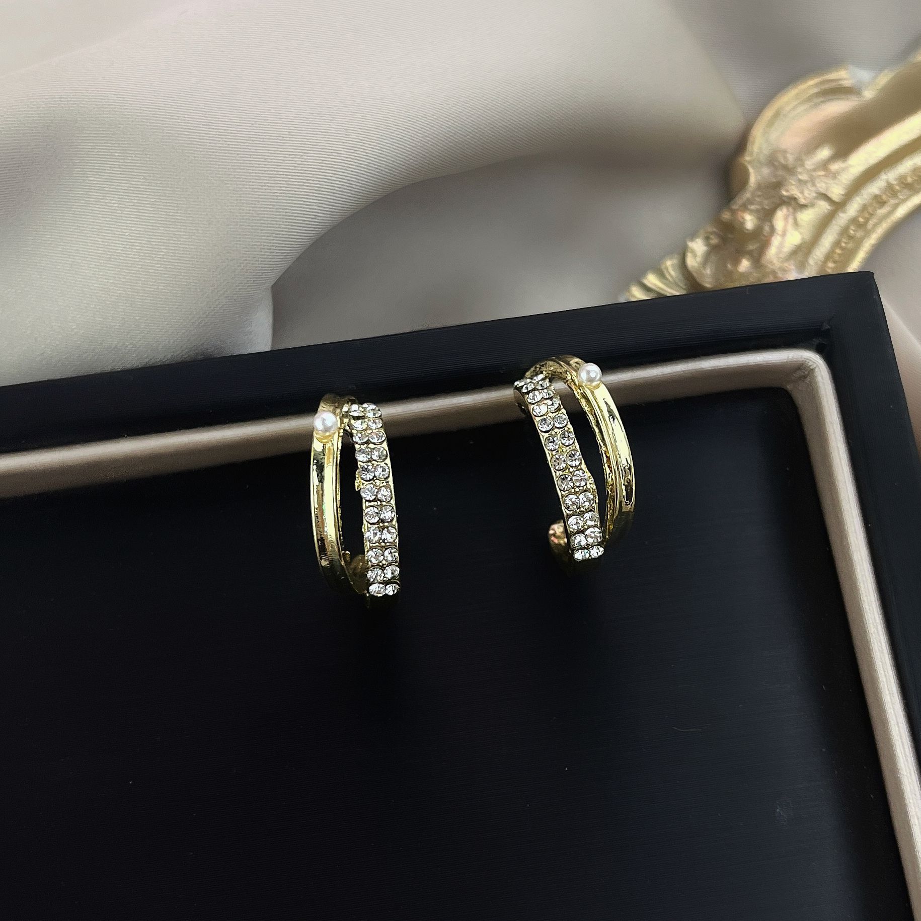 S925 Silver Needle New metal diamond-encrusted double-layer stud earrings and earrings for women with a simple and unique pearl design Specification drawing