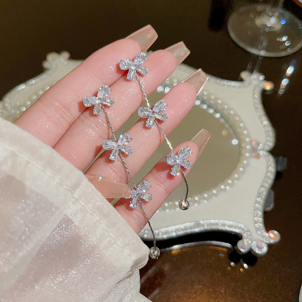 The new Korean version bow tassel earrings for autumn and winter exude a sense of high-end elegance and refinement. The earrings are in a cool and individualistic style details Picture