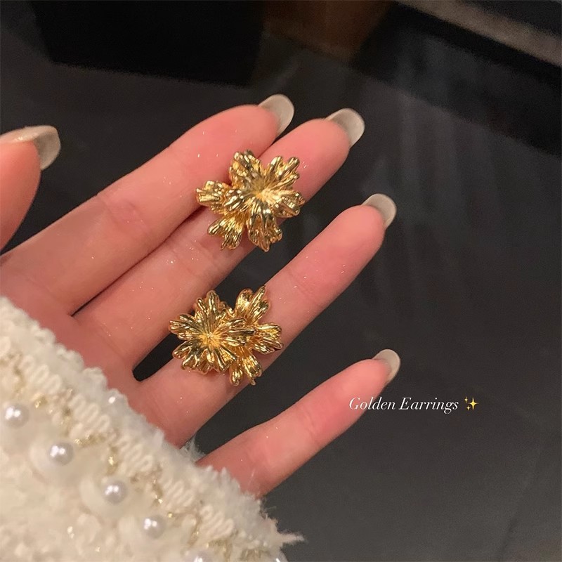 European and American retro flower silver needle stud earrings for women, a niche, light luxury and high-end look. Simple, fashionable and versatile earrings full figure