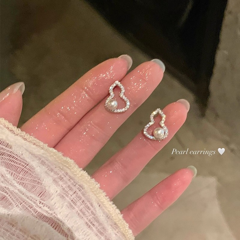 New Chinese-style traditional Chinese style hollowed-out copper micro-inlaid gourd pearl stud earrings for women, niche design, high-end and elegant retro style earrings full figure