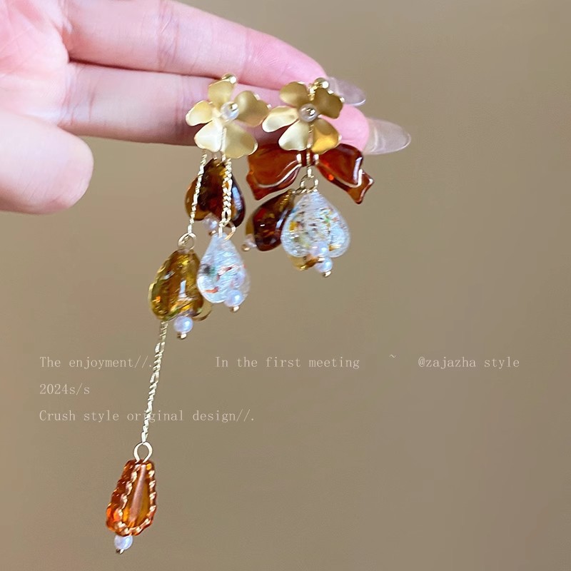 The same style of flower tassel earrings as Zhong Chuxi's, retro Hong Kong-style Maillard earrings, heavy design sense, light luxury earrings details Picture