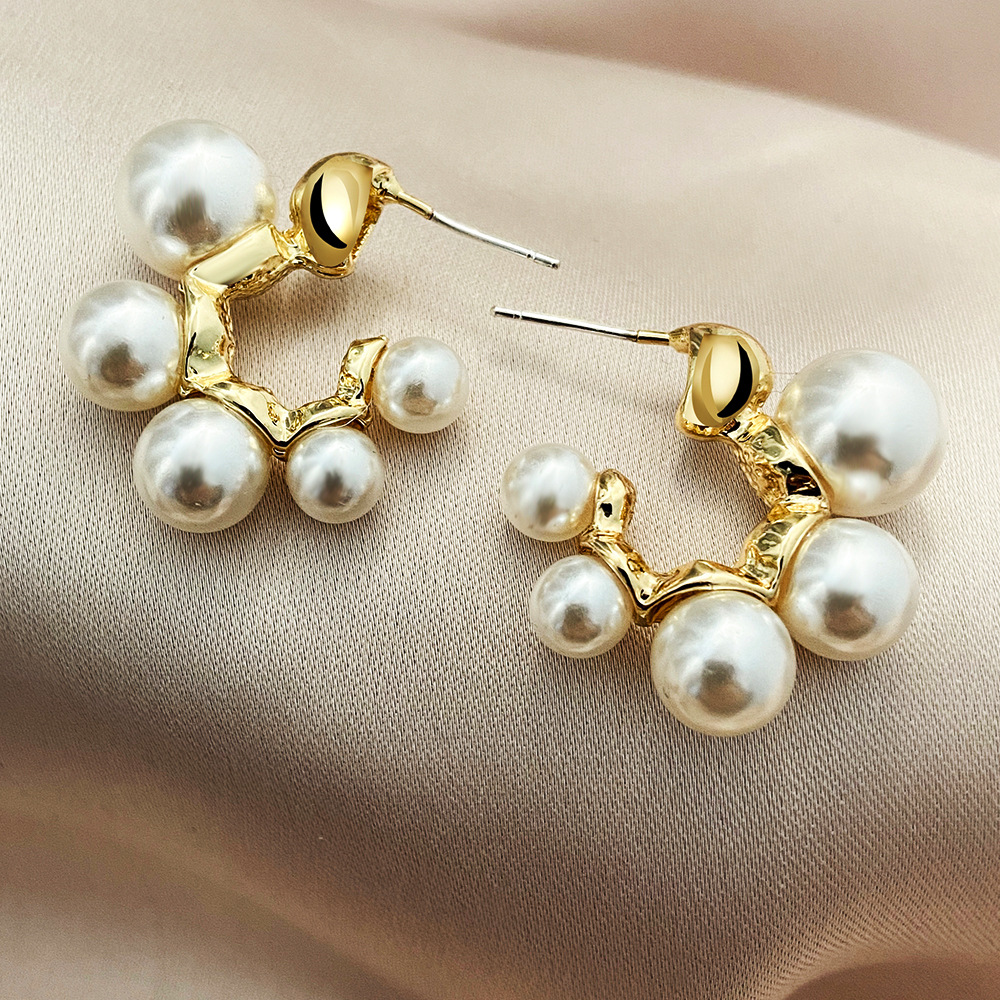 The popular imitation pearl ear rings on independent websites in Europe and America feature a creative, retro, unique and niche design of C-shaped letter earrings Application Scenario
