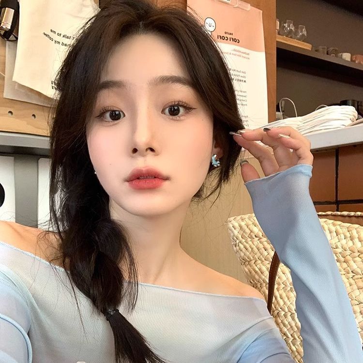 Silver needle star and moon sparkling pearl earrings, with a touch of light luxury and high-end elegance, are niche and creative asymmetrical stud earrings Specification drawing