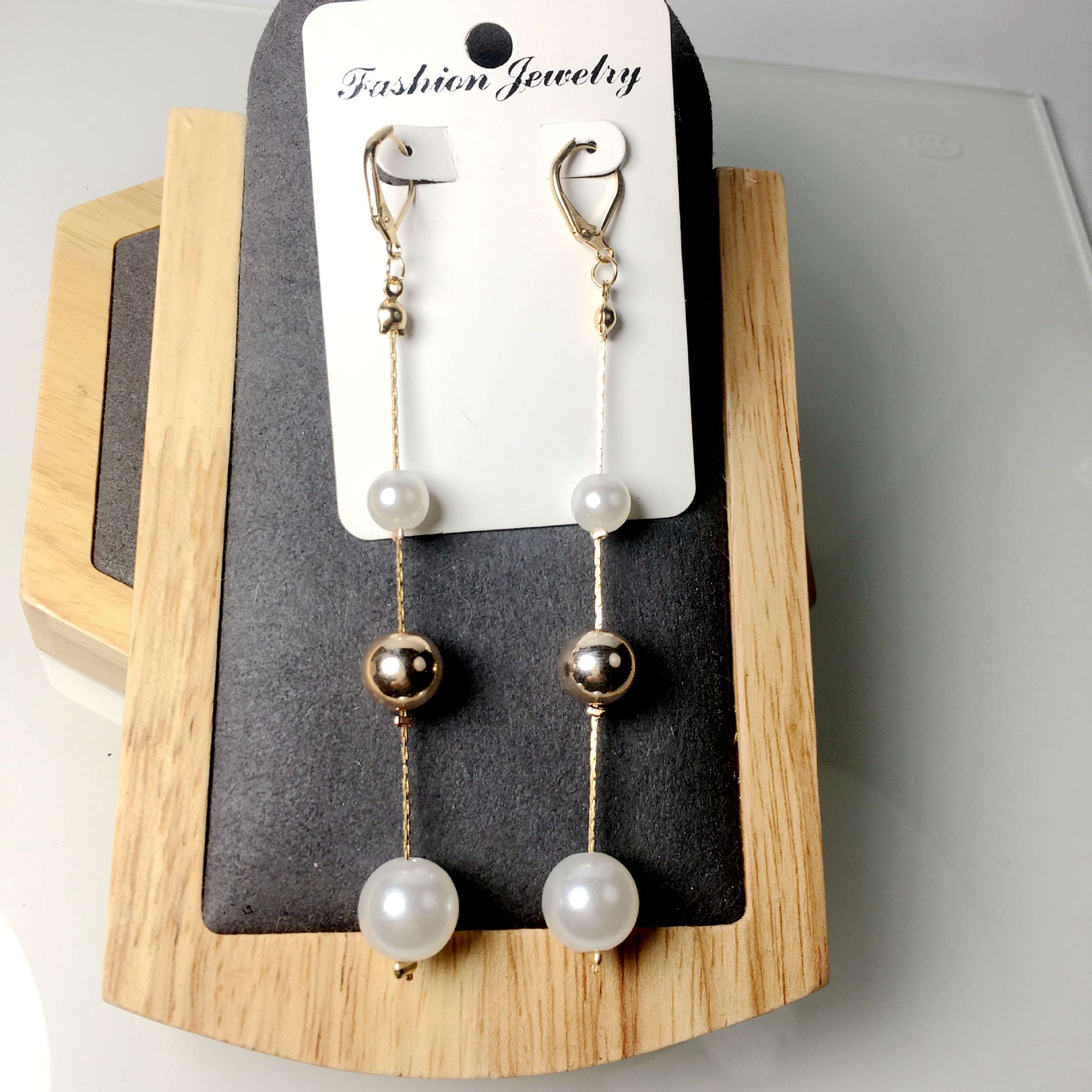 Original design slimming face slimming super fairy-like earrings, long and elegant pearl earrings, Korean Internet celebrity's unique and simple stud earrings for women Item Picture