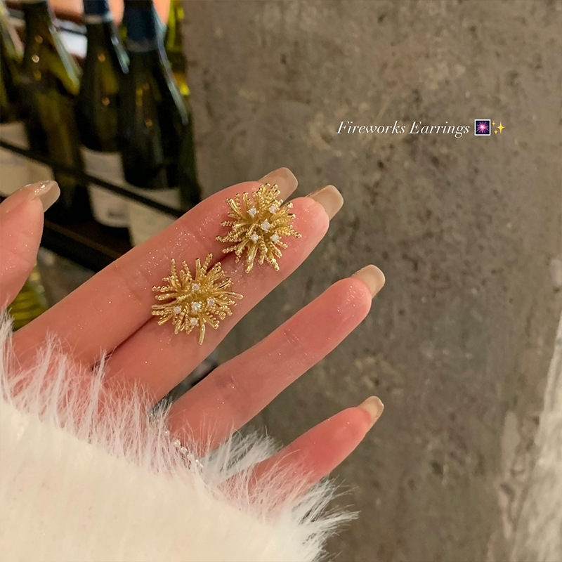 Exaggerated dandelion stud earrings with a light luxury and high-end feel, autumn and winter retro style earrings, extremely beautiful, niche and unique zircon earrings details Picture