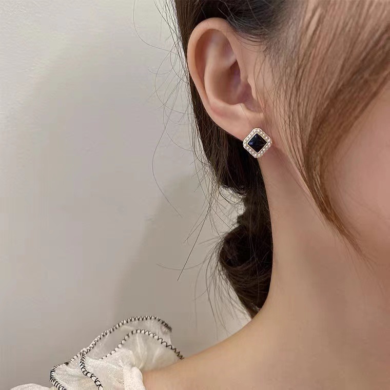 S925 Silver Needle Oil Drip French classic elegant and exquisite rainbow ear clips, small and versatile black square pearl ear studs Specification drawing