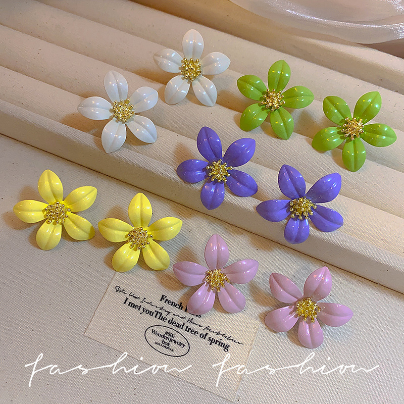 The new spring and summer style of fresh and delicate flower earrings exude an ethereal and sweet charm. Dopamine ear studs are light luxury and niche earrings full figure