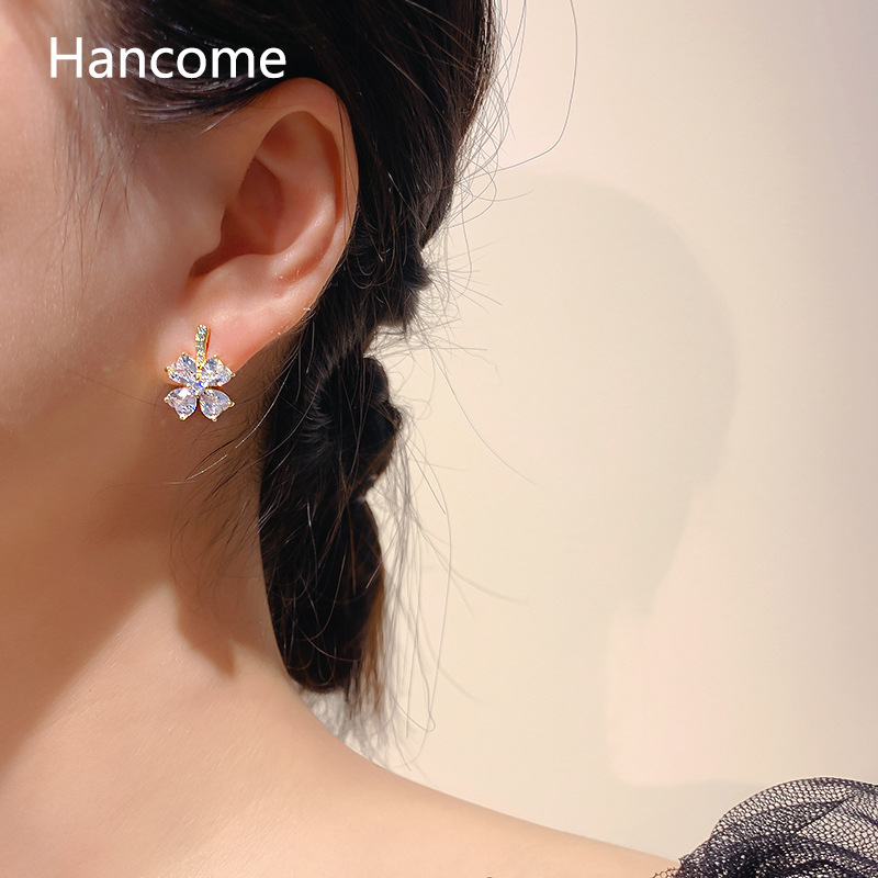 Exquisite and light luxury clover earrings, women's niche design stud earrings, 2022 new trendy and high-end earrings details Picture
