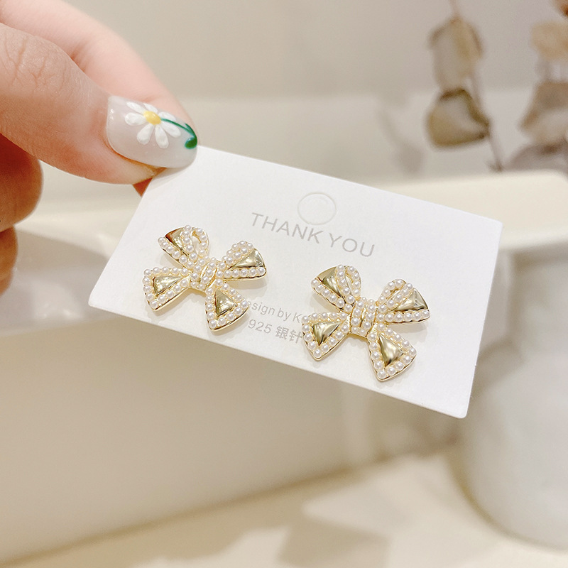 S925 Silver needle pearl bow stud earrings, new trendy, simple and cold style earrings, delicate and small earrings for women full figure