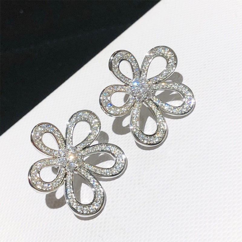 Korean diamond-encrusted hollowed-out sunflower-shaped stud earrings with a fashionable, elegant, niche and high-end design sense Specification drawing