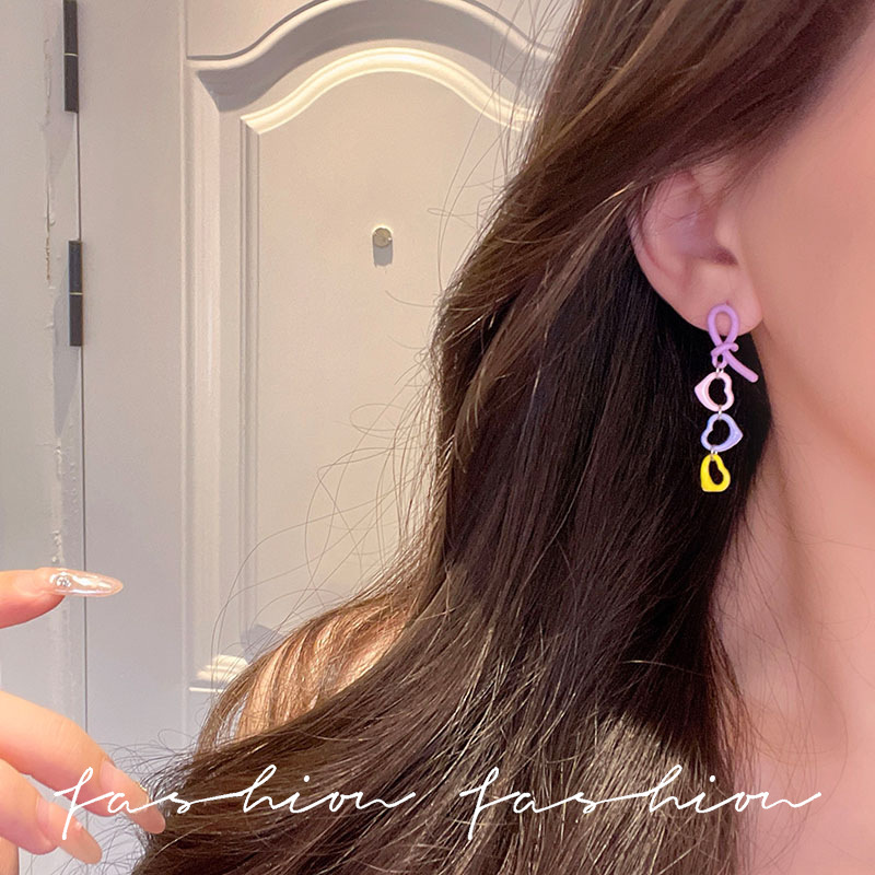 The dopamine-colored heart-shaped earrings with a niche design sense are sweet and elegant summer long, sweet and cool earrings for girls Application Scenario