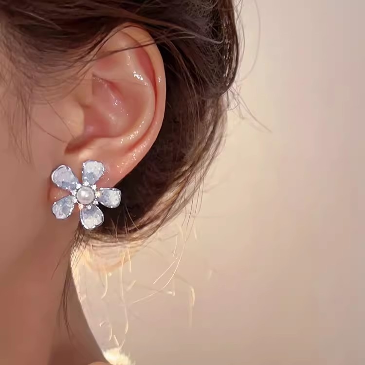 Cool blue gradient flower pearl stud earrings, ins trendy, niche and high-end style earrings, women's light luxury unique earrings Application Scenario