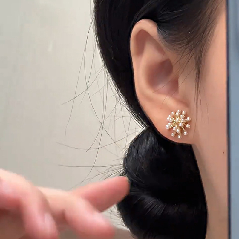Small and exquisite popcorn pearl stud earrings with a noble and elegant demeanor, fashionable and versatile, high-end female Internet celebrity commuting earrings details Picture