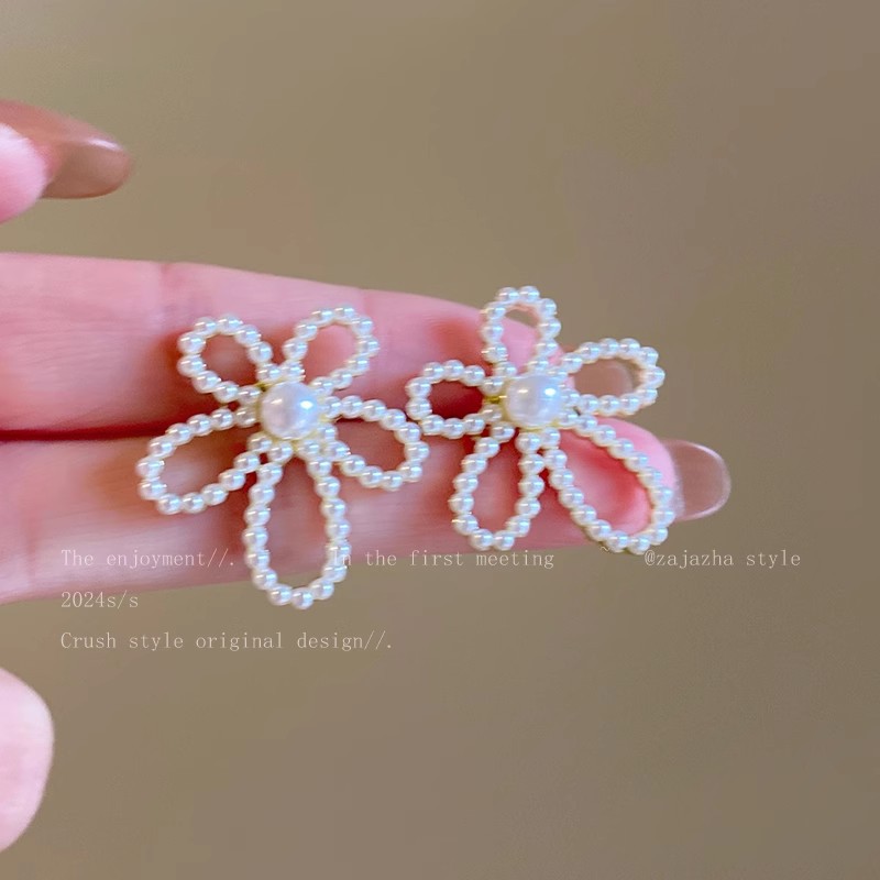 French retro hollowed-out flower stud earrings, Korean style ins unique pearl earrings, simple, exquisite and versatile earrings details Picture