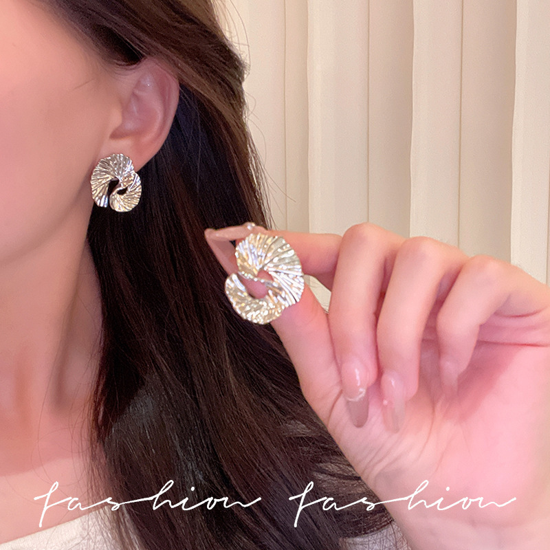 The blogger's same high-end, niche ins abstract texture earrings with an irregular shape and textured stud earrings Application Scenario