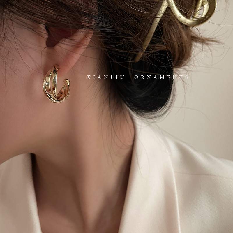The 2025 new retro smooth cross earrings, the trendy women's unique circle ear rings S925 silver needle earrings details Picture