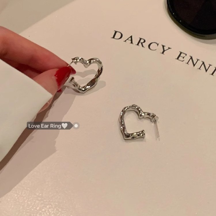 French irregular texture heart-shaped earrings for women, simple, fashionable and high-end style earrings, niche design, cold style earrings Application Scenario