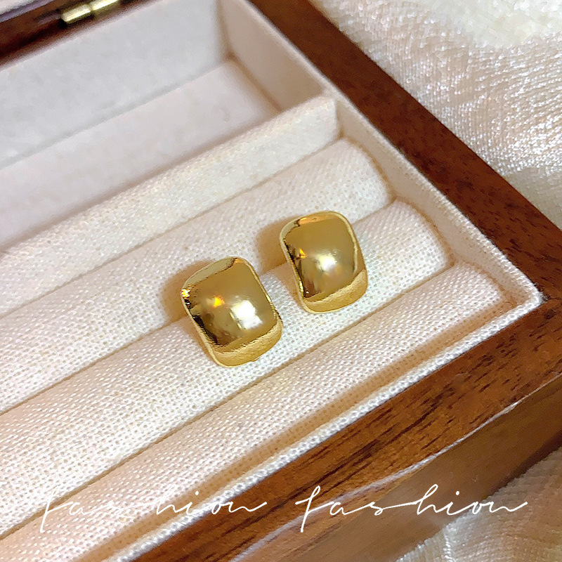 New golden glossy bean stud earrings 2025 bestseller earrings, a simple and elegant, niche and versatile accessory for women Specification drawing
