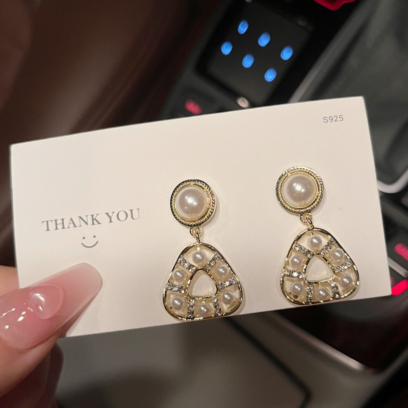 S925 Silver needle Pearl geometric Triangle earrings, with a unique and distinctive hollowed-out design, are a new trendy and sweet ear accessory Specification drawing