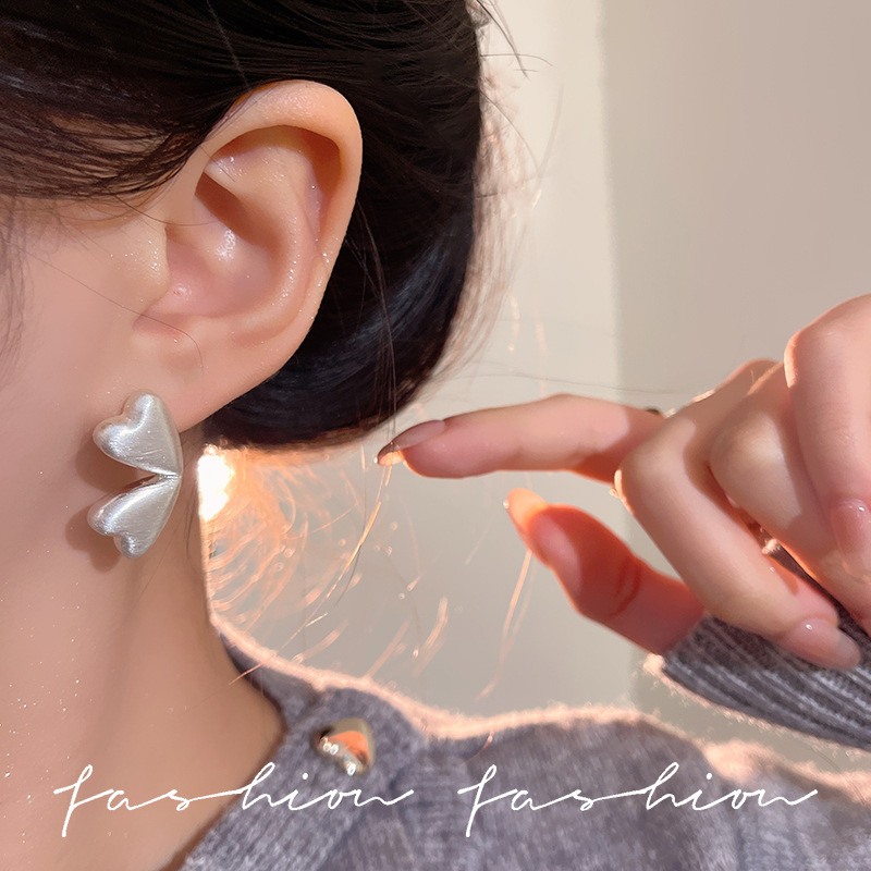 Lace four-leaf heart-shaped double set earrings for women, simple European and American fashion, cold style earrings, retro, light luxury, high-end and trendy Application Scenario