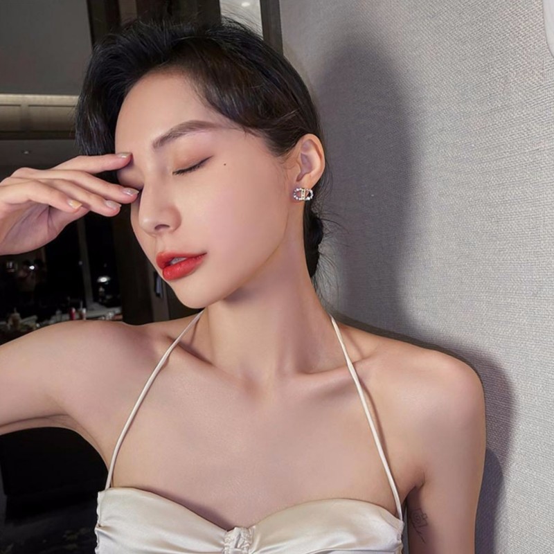 S925 Silver needle sweet earrings, trendy and niche design sense, stud earrings, women's full diamond earrings, light luxury, girlish, Japanese and Korean exquisite Application Scenario