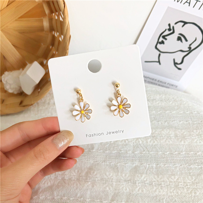 S925 Silver Needle Japanese and Korean sweet and fresh Daisy stud Earrings, fresh flower earrings, ear clips, cute boy earrings for girls Application Scenario