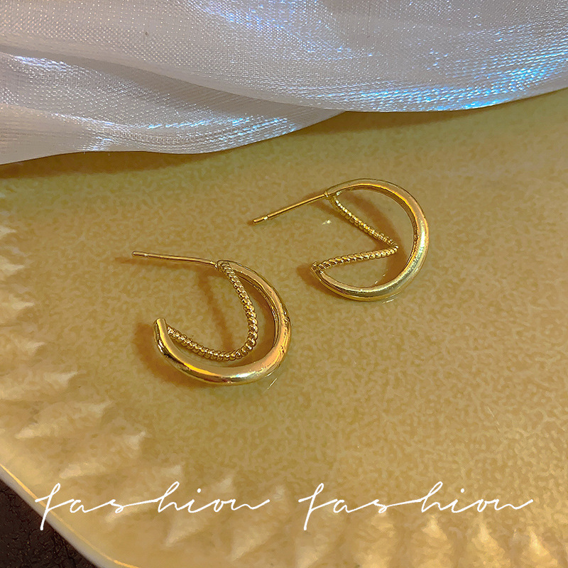Metal personalized ear rims, cold style, circular ring, niche design sense, European and American temperament, retro C-shaped stud earrings wholesale Application Scenario