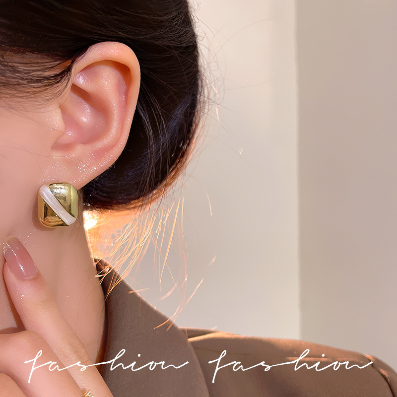 Fashionable and retro color-block glossy stud earrings, feminine charm, geometric, versatile, high-end, and niche design metal earrings Application Scenario