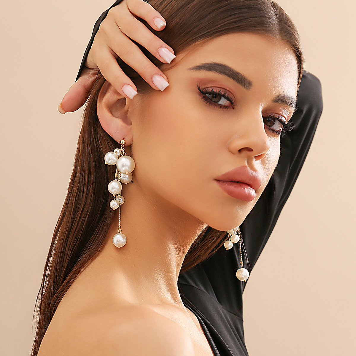 European and American exaggerated design imitation pearl tassel style earrings, cross-border bestsellers, large and small beaded sweet and cool stud accessories Specification drawing