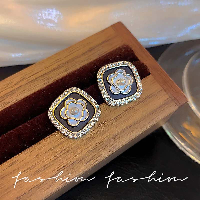 Forest-themed exquisite summer fresh flower stud earrings, high-end, niche and unique earrings, feminine charm, Hong Kong-style retro earrings Application Scenario
