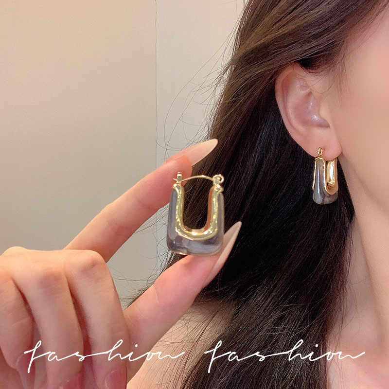 European and American U-shaped elegant ear rings 2025 new style bestsellers, fashionable earrings, high-end ear buckles, women's light luxury French earrings Application Scenario