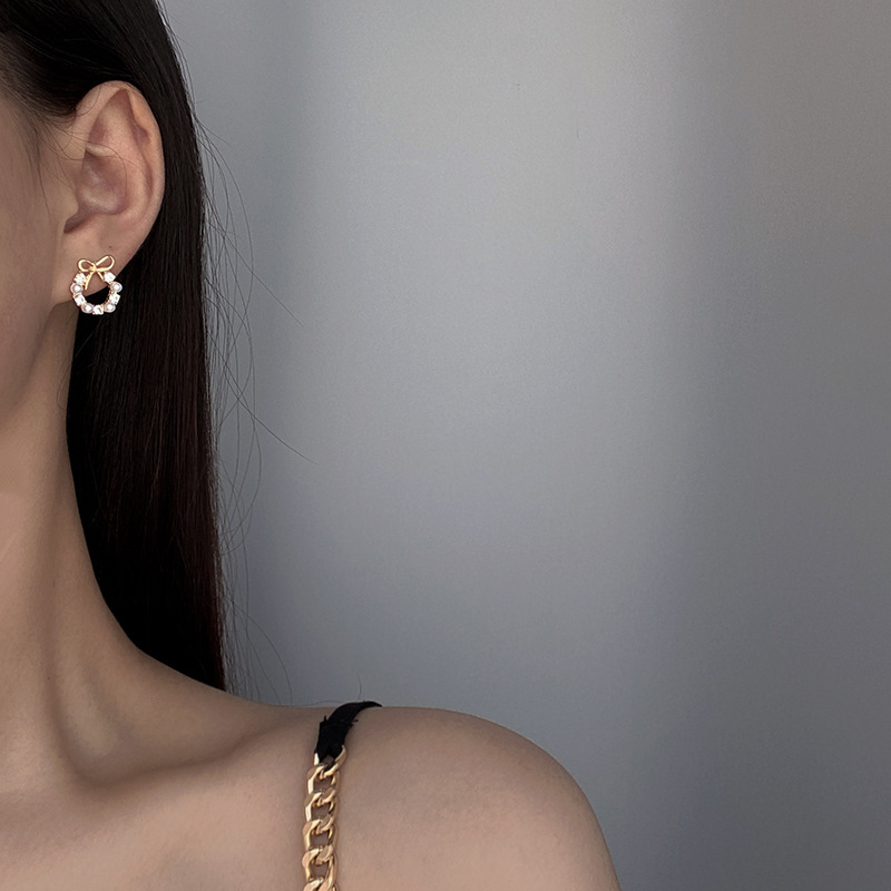 Korean Internet celebrity style, small bow stud earrings, female design sense, diamond-encrusted circle earrings S925 silver needle earrings Application Scenario