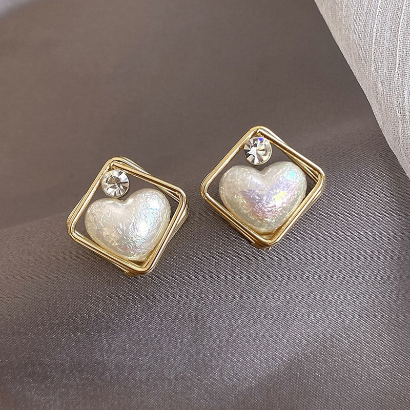 Exquisite heart-shaped imitation pearl earrings, new trendy diamond-shaped fashionable Korean-style internet-famous stud earrings, high-end earrings full figure