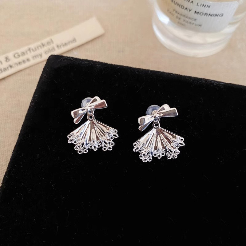 Lace little dress, bow earrings, women's niche design, exquisite stud earrings, unique and beautiful light luxury earrings Specification drawing