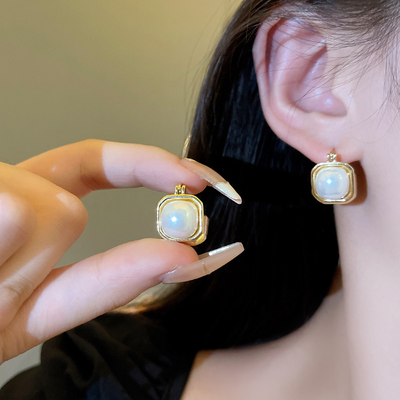 925 Silver needle pearl square ear buckle French light Luxury high-end style earrings, fashionable and simple earrings wholesale for women full figure