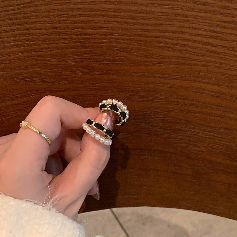 Black velvet earrings with a trendy vibe for women, 2025 new ins retro chanel-style stud earrings S925 silver needle earrings full figure