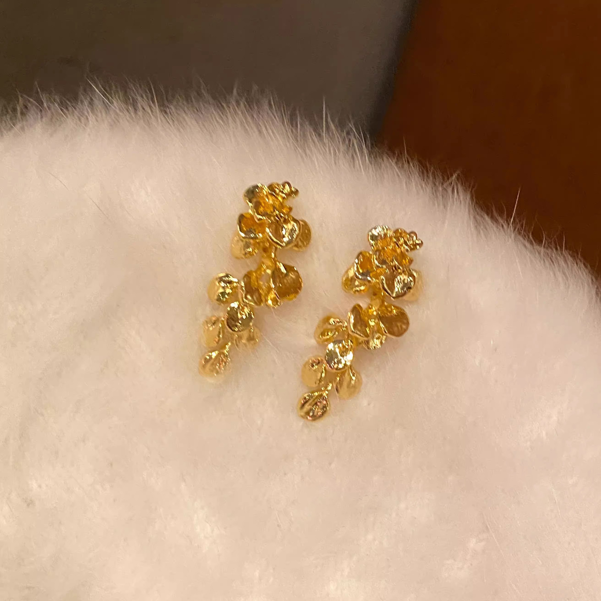 Silver needle broken leaf retro gold leaf tassel earrings, women's exaggerated and fashionable stud earrings, high-end and niche style earrings for autumn and winter Specification drawing