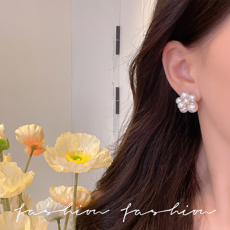 Korean elegant and exaggerated pearl stud earrings, French and Hong Kong-style classic earrings, versatile flower earrings Application Scenario