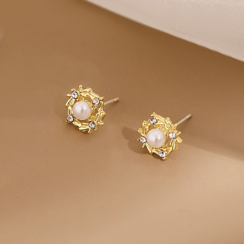 Silver Needle S925 Korean pearl and rhinestone hollowed-out garland stud earrings and small accessories, one-piece dropshipping Application Scenario