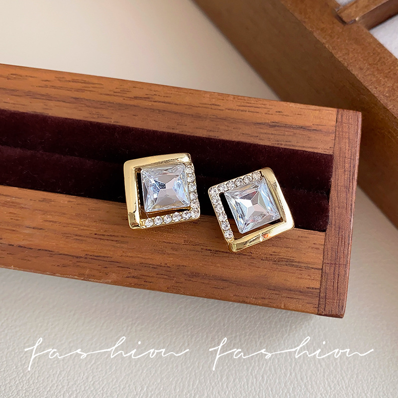 French diamond-shaped fashionable stud earrings are exquisite, versatile and elegant. Wholesale of geometric earrings with niche designs from Japan and South Korea details Picture