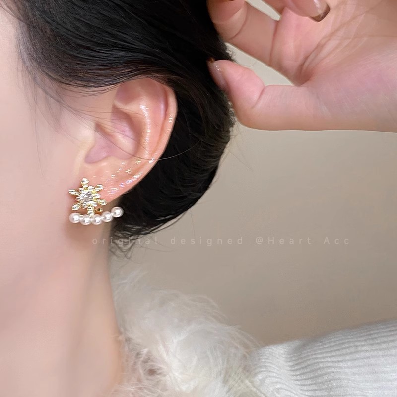 Zirconium snowflake pearl dual-wear earrings for women, a high-end and elegant autumn and winter style. Unique design of Christmas stud earrings for women Specification drawing