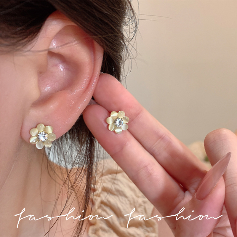 Sweet and elegant flower pearl stud earrings, light luxury and high-end feel, elegant and grand earrings and earrings, new women's ear pendant accessories full figure