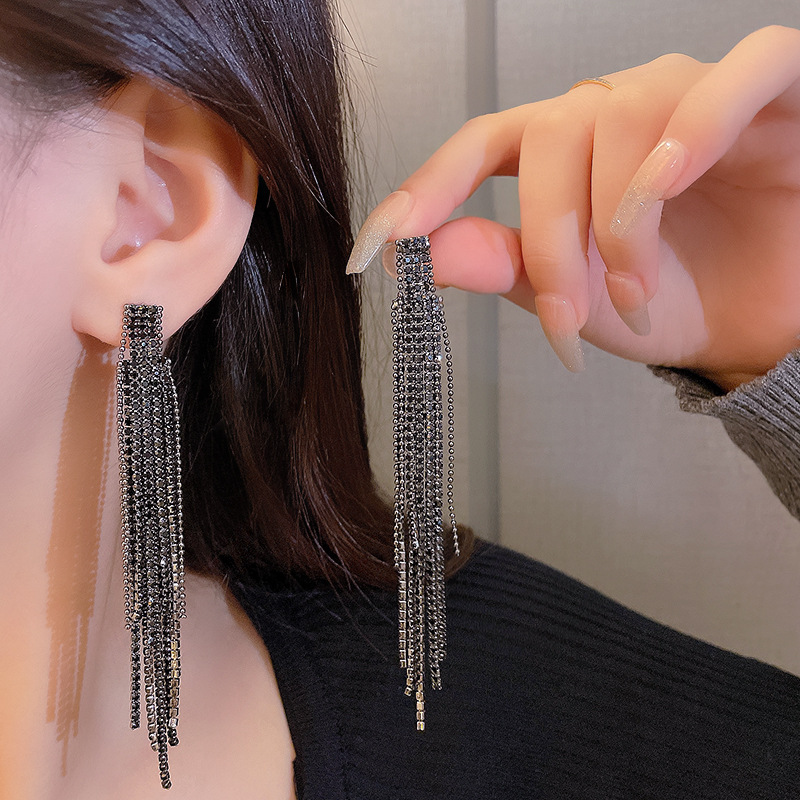 Exaggerated tassel earrings 2025 new style, trendy, light luxury, high-end long earrings, women's European and American personalized and fashionable earrings details Picture