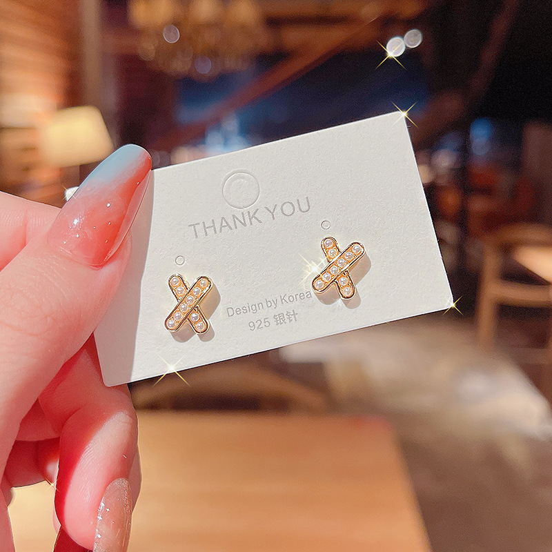 925 Silver Needle Korean version new pearl personalized design cross-shaped earrings, the same style as the trendy female Instagram influencer stud earrings full figure